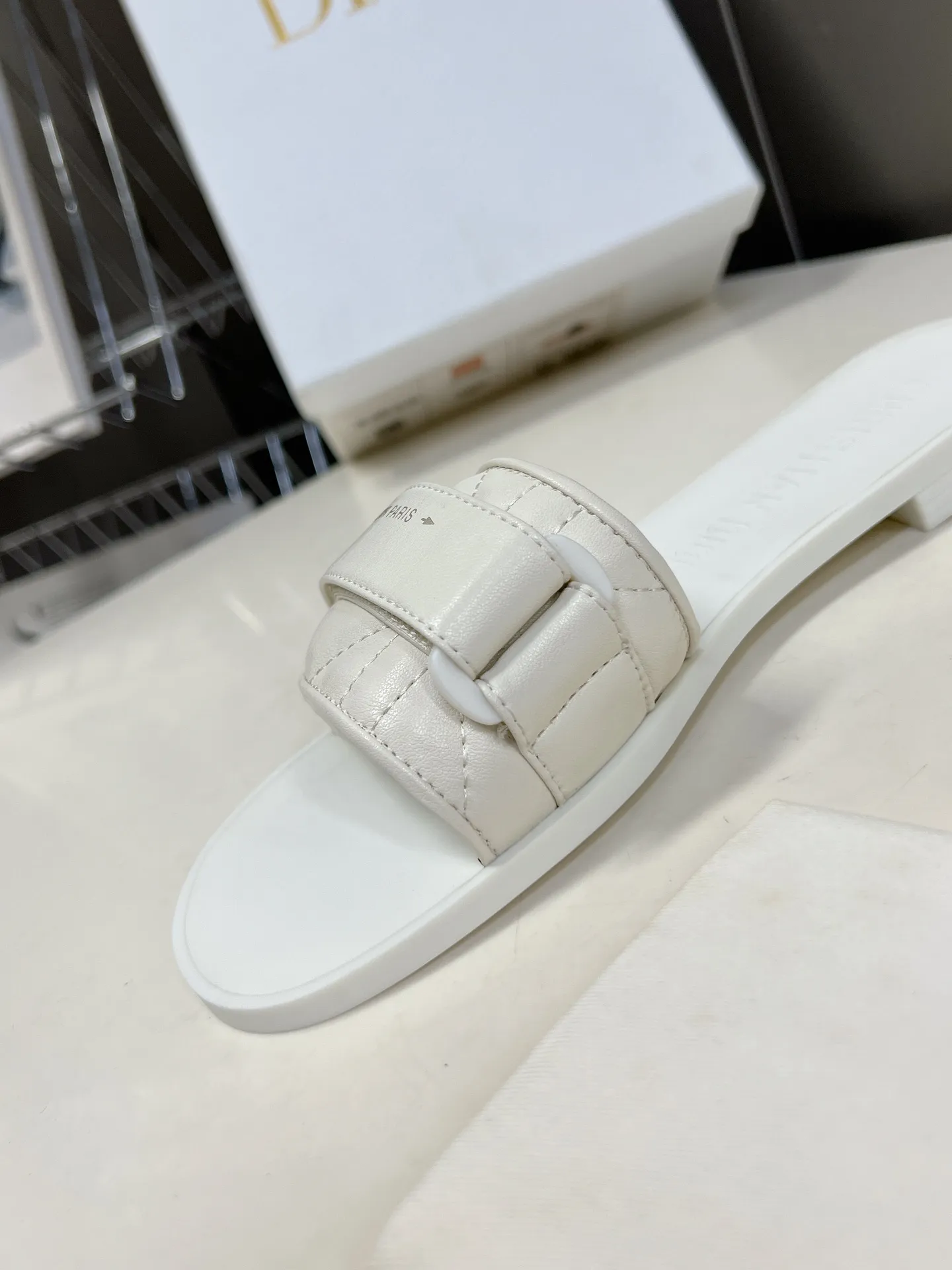 👟👟Ex-factory price 380👟👟 Leather-covered Dior classic Velcro buckle sandals. The high version of the GO original version is a perfect replica. The most popular color matching fabric. Super layered. The original high-end TPU outsole✔️very comfortable and easy to walk. The upper materials are all original customized, 3D electric embroidered three-dimensional cloth surface. Very versatile. A must-have for lazy people in summer. The original full set of packaging code number: 35-40